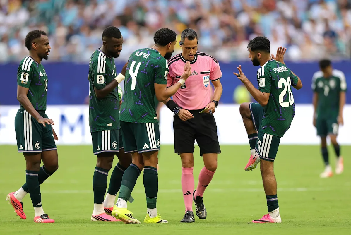 A Arábia Saudita quebrou uma das novas regras da FIFA para a Copa do Mundo contra o Uruguai?