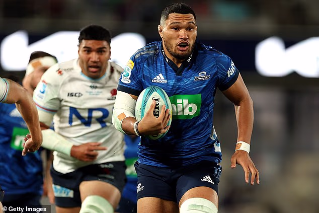 Cameron Suafoa (foto correndo a bola pelo Auckland) revelou seu diagnóstico de câncer terminal depois que sua esposa notou um caroço em suas costas após um jogo