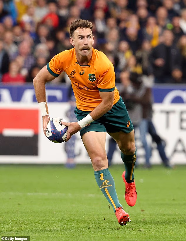 A ex-estrela dos Wallabies, Nic White, passou quase um mês no hospital lutando contra uma sepse com risco de vida após a cirurgia