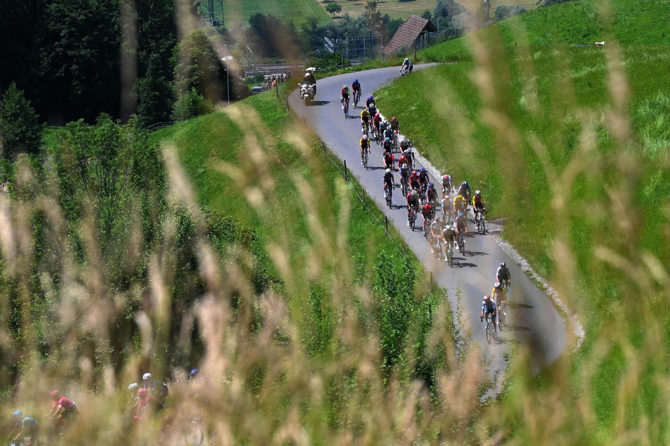 À medida que a Europa arde, deveríamos repensar a forma como vemos as corridas de ciclismo – e não apenas o Tour de France?