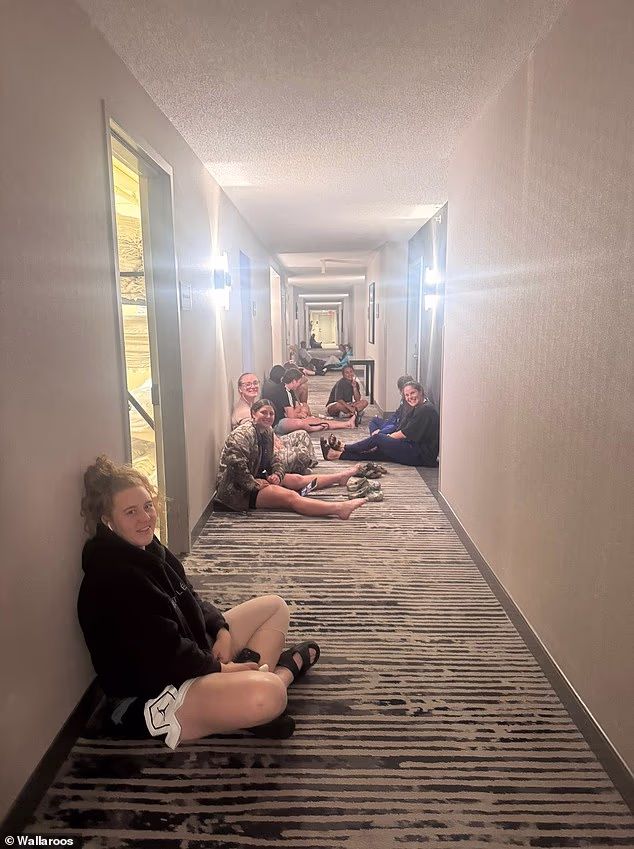Uma equipe de Wallaroos foi filmada escondida no corredor de um hotel no Kansas quando um tornado atingiu a área à noite