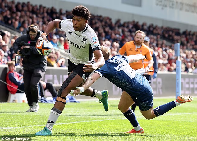 O ala do Sarries, Noah Caluori, passa para a segunda de suas cinco tentativas no jogo 85-19.