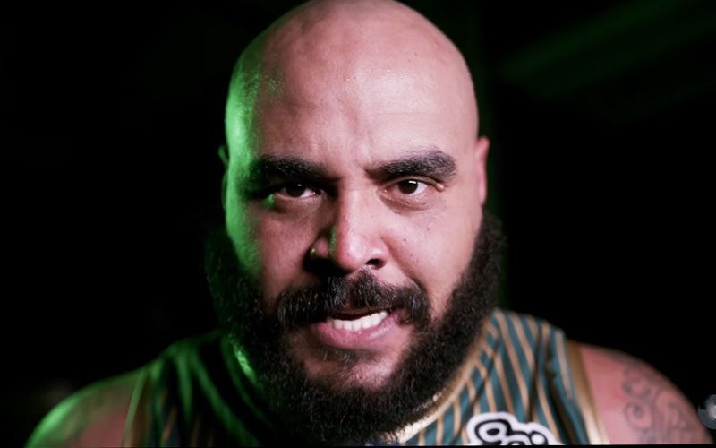 AJ Francis chama os fãs por transformarem as saídas da TNA em um drama falso