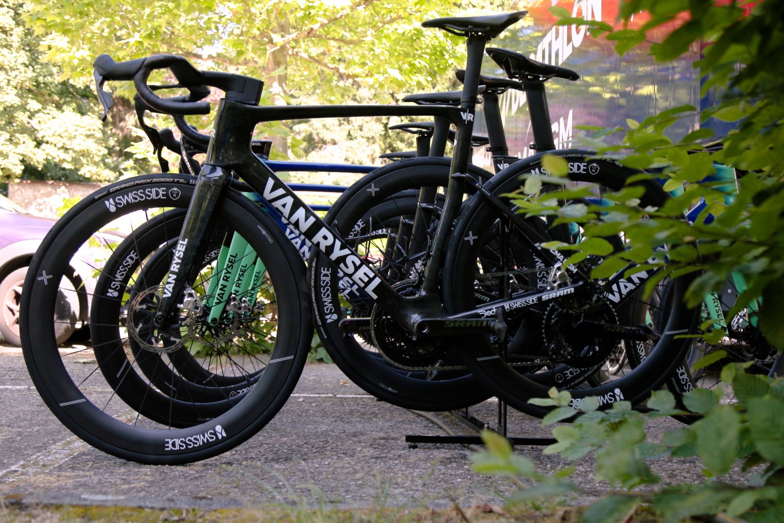 ASSISTA: Bicicletas inéditas descobertas por nossa equipe de vídeo na corrida de aquecimento do Tour de France