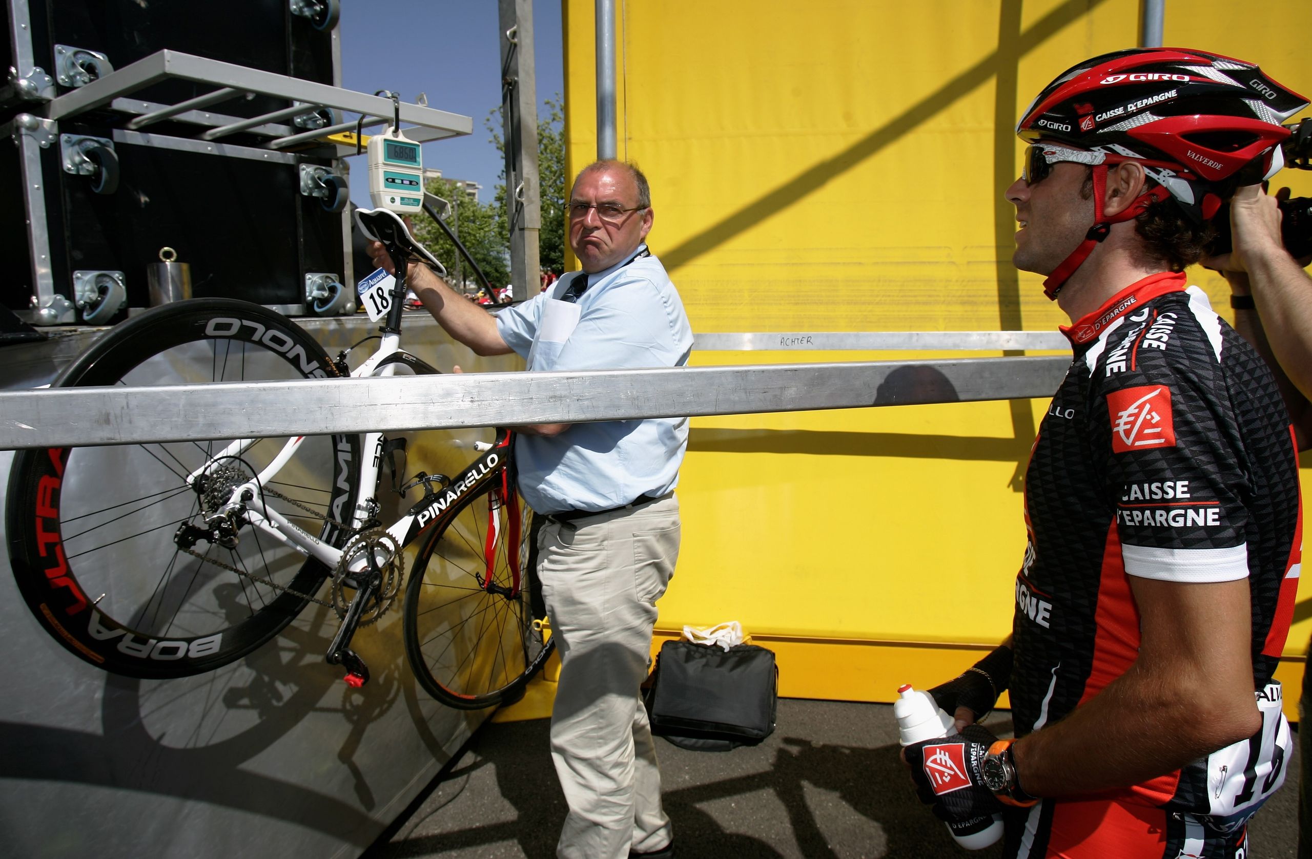 'Agora todo mundo sabe que essas bicicletas são muito leves. É uma pena que a atleta tenha que pagar tão cruelmente por isso': o mecânico secreto sobre a desclassificação do Giro d'Italia Feminino
