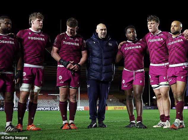 Alex Sanderson (centro) cumprimenta seus jogadores após a vitória da semana passada nas oitavas de final da Copa dos Campeões sobre o Harlequins, estabelecendo-se uma grande tarefa neste sábado, fora de casa, contra Leinster