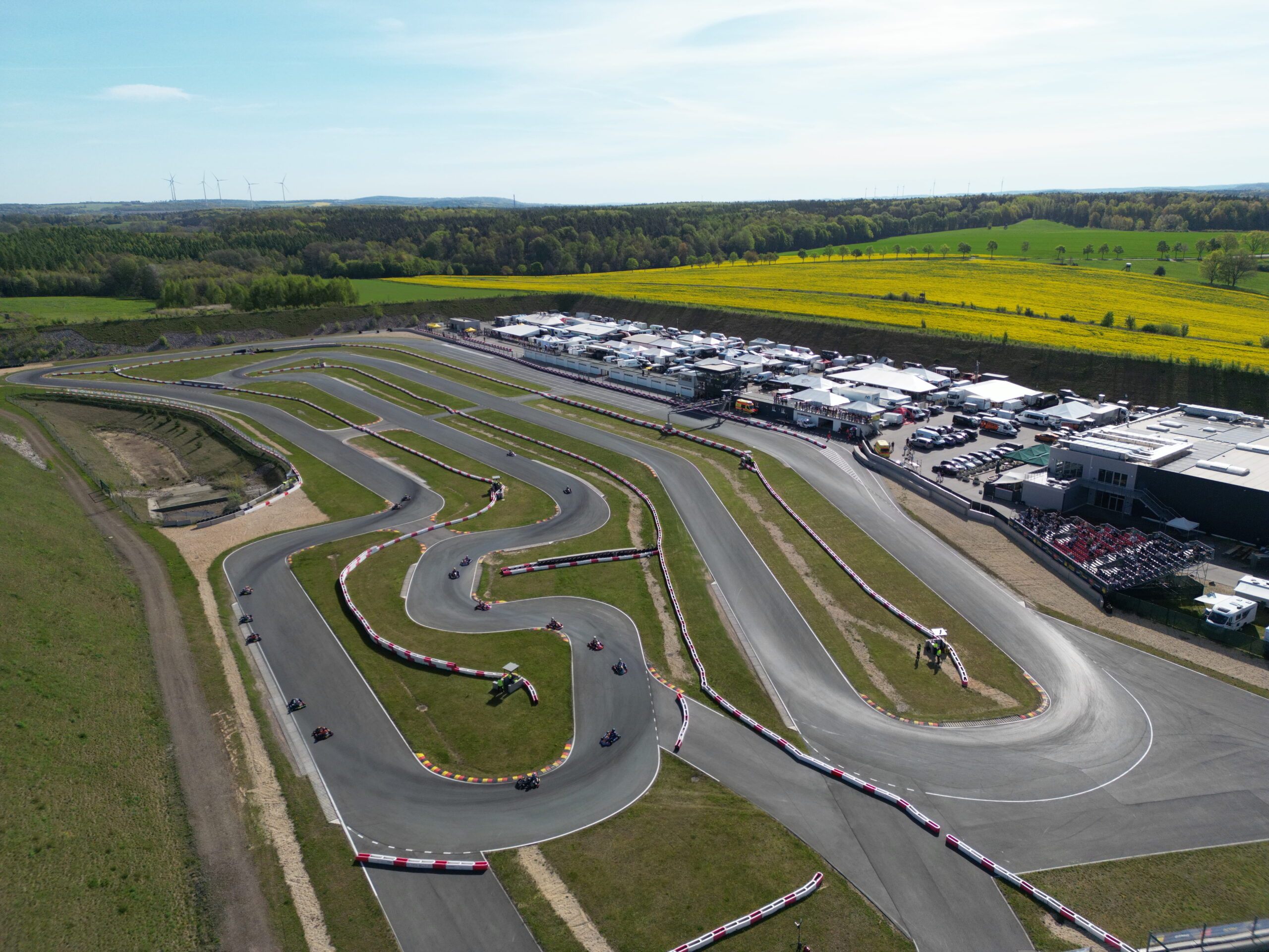 Aquecimento do Campeonato Europeu de Karting da FIA com Baglin prestes a garantir o título OK