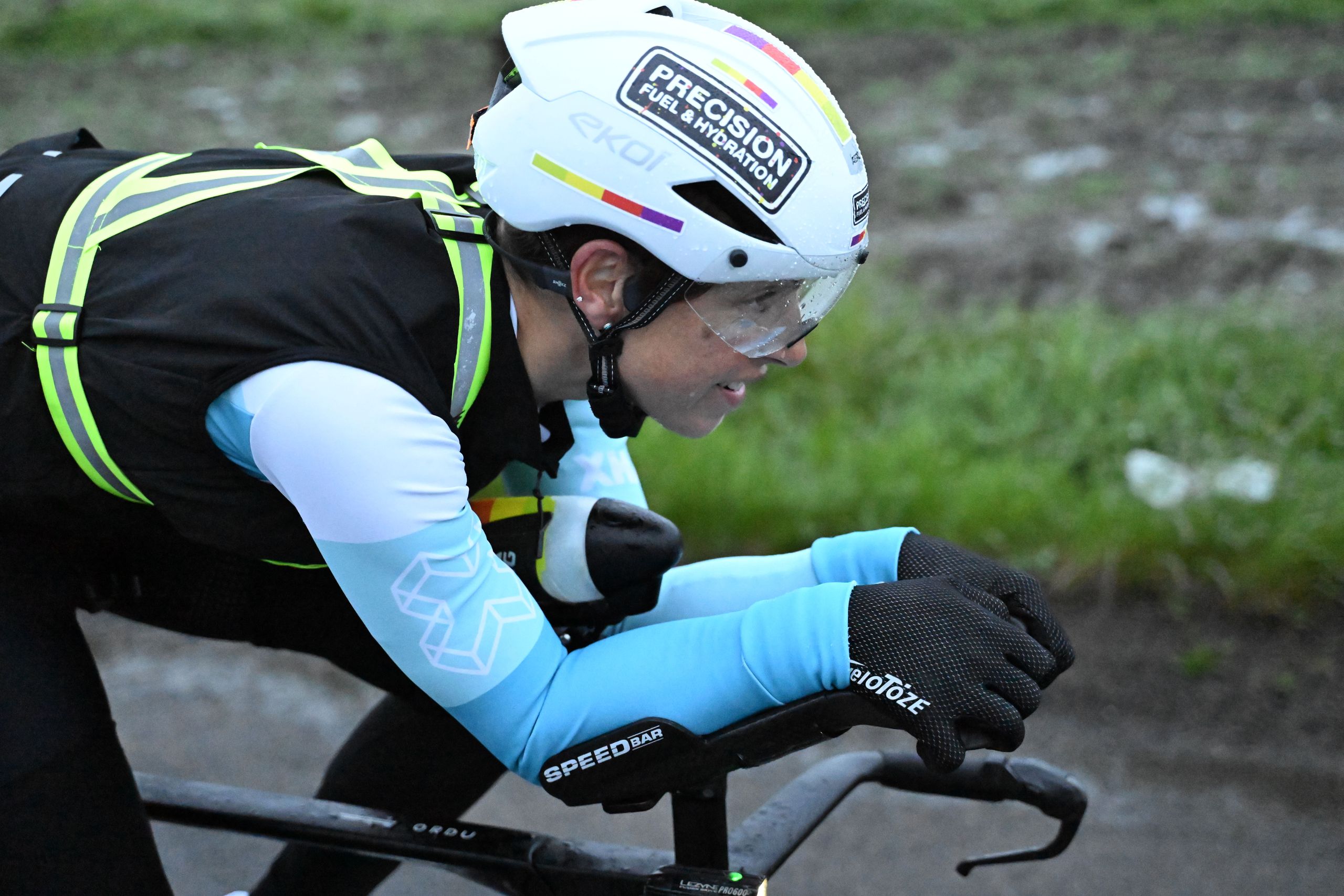 'Caroline estava feliz, com os olhos arregalados e muito aliviada porque a prova acabou' - ciclista escocesa quebrou o recorde da NC500 em mais de quatro horas