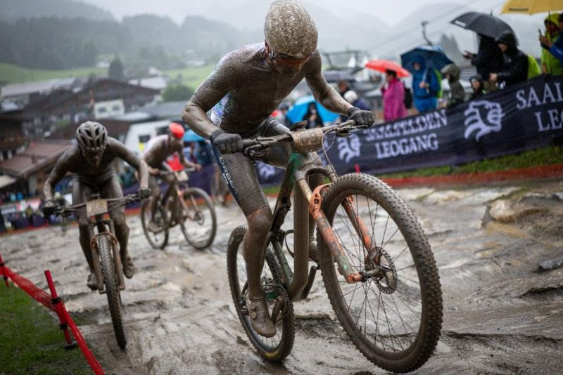 Chuva e lama escorregadia: corridas em pista curta em Leogang