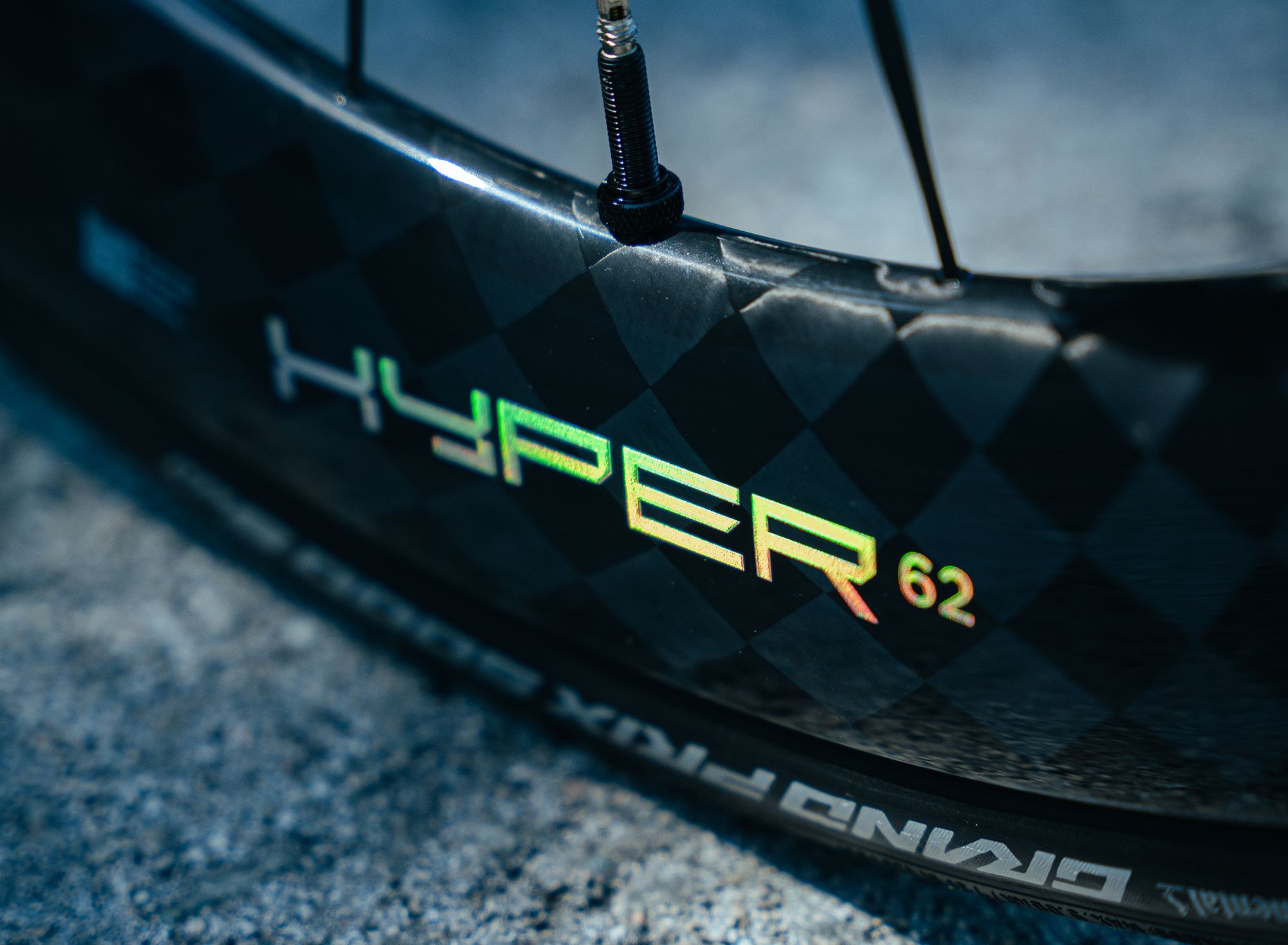 Com 62mm de profundidade e pesando menos de 1300g, Black Inc lança rodas Hyper 62 a partir de 4599€