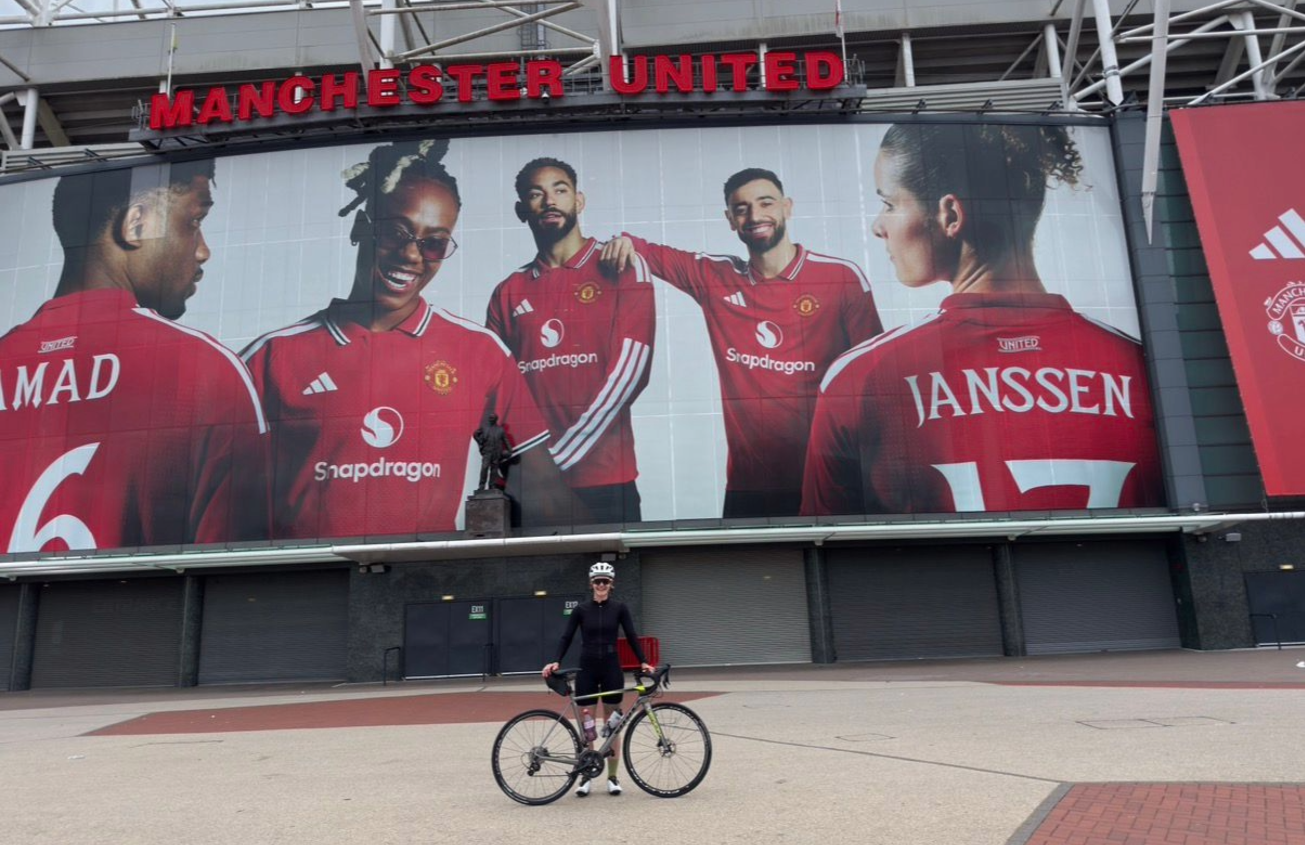 Conheça a mulher que pedalou 900 milhas entre todos os estádios de futebol da Premier League e da Super League Feminina em memória de seu pai louco por futebol