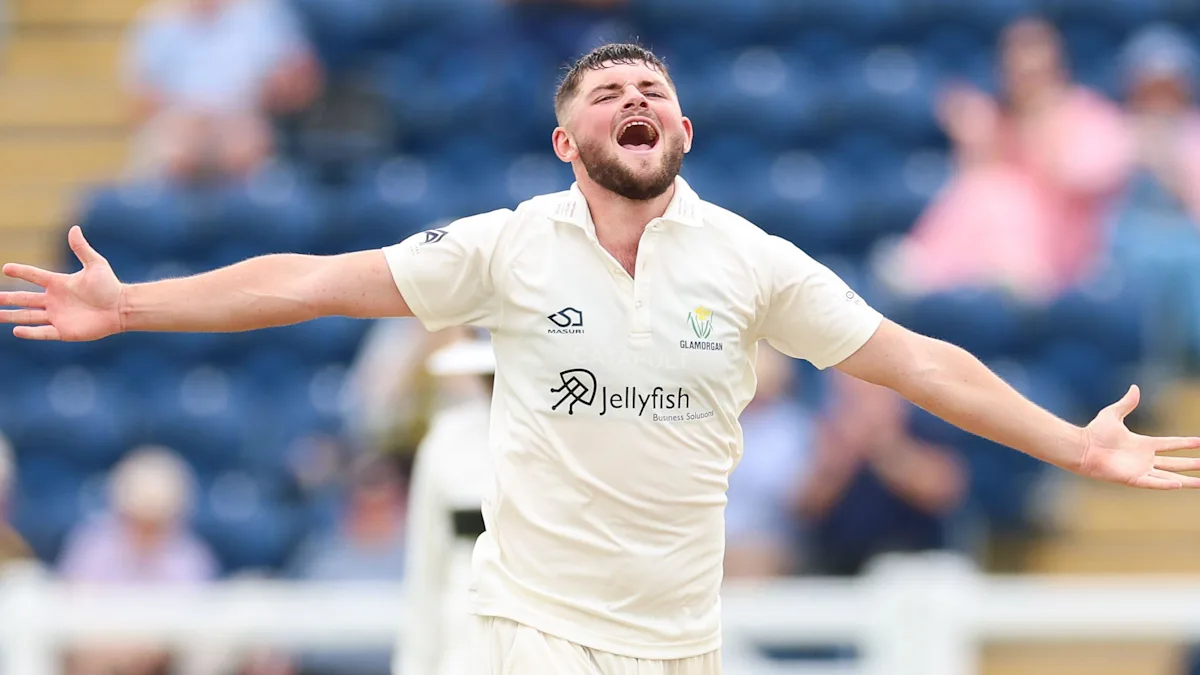 Crane e Norton interpretam Glam, que assume o comando contra Surrey