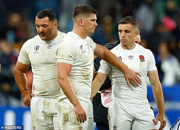 Ellis Genge desanimado (à esquerda) com Owen Farrell e George Ford após a derrota final da Inglaterra para a África do Sul na semifinal da Copa do Mundo de 2023.