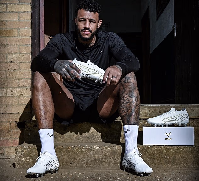 Entre as centenas de tatuagens no corpo de Courtney Lawes, a que mais se destaca é a mariposa impressa em seu pescoço