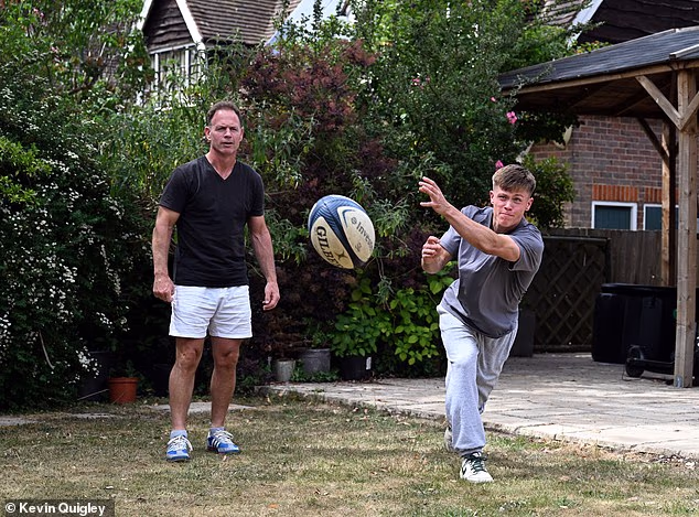 Kyran e Charlie Bracken em casa em High Barnet, norte de Londres. Charlie está seguindo os passos de seu pai como meio-scrum no Saracens