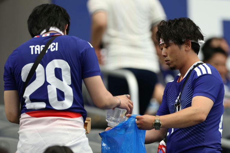 'Esta é a nossa cultura': torcedores japoneses limpam o estádio da Copa do Mundo