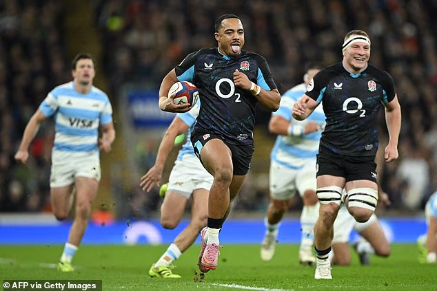 Max Ojomoh foi o melhor em campo contra a Argentina no outono passado, marcando um try e duas assistências na vitória por 27-23. Mas desde então ele não jogou pelo Red Rose