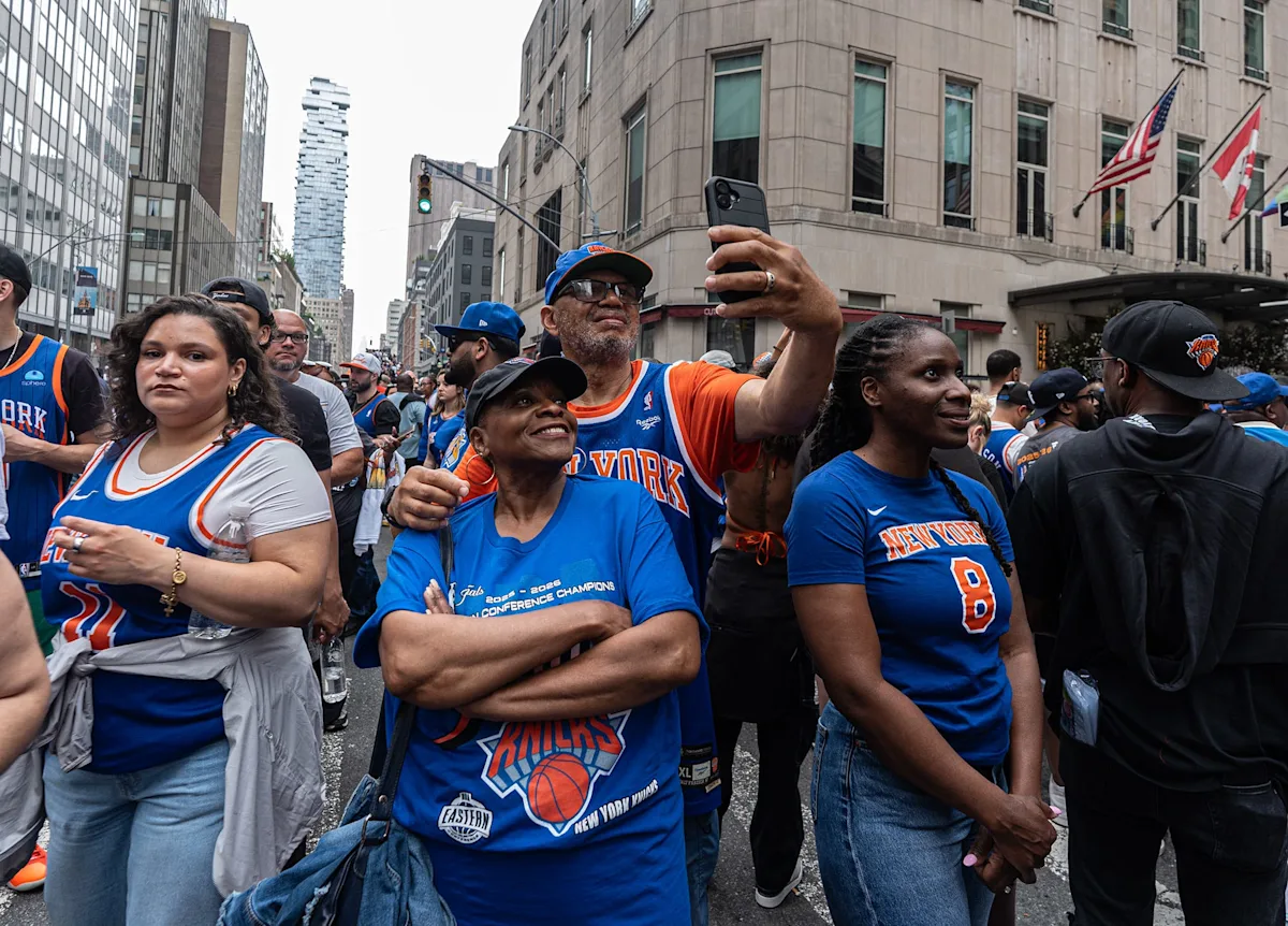 Fãs e famílias dos Knicks apreciam a vitória dos campeões da NBA em desfile em Nova York