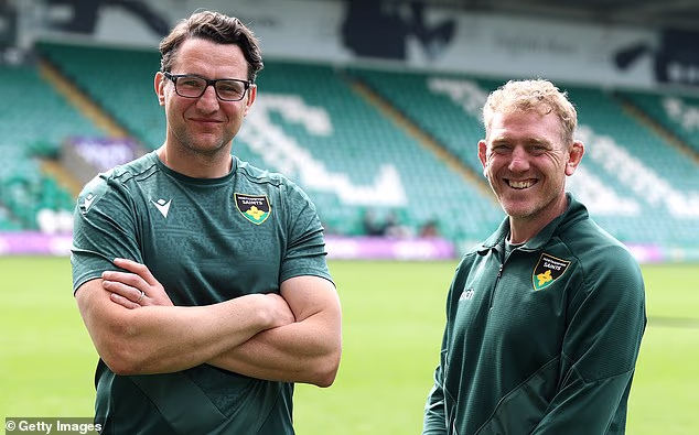 Phil Dowson, (à esquerda) diretor de rugby do Northampton Saints, e o técnico Sam Vesty levarão o Northampton à final do PREM de sábado contra o Exeter