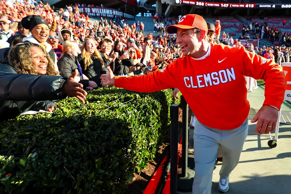 Futebol do Dia dos Pais: Quais times chamam Dub Swinney de Clemson de pai?