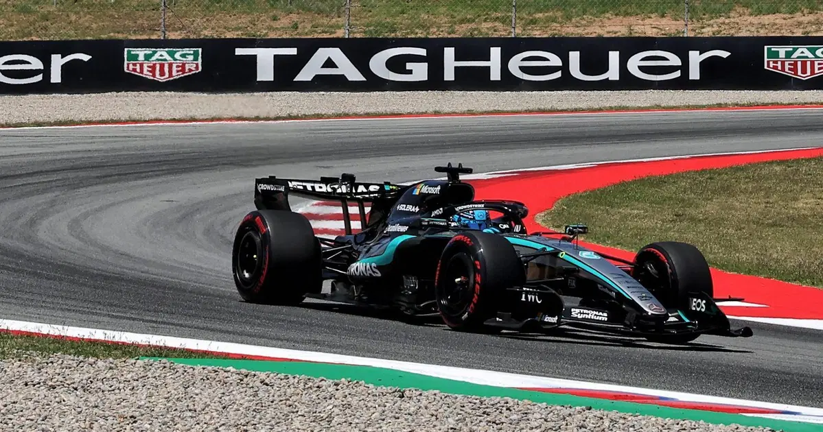 George Russell sobreviveu ao susto tardio de Lewis Hamilton para recuperar posição no Barcelona