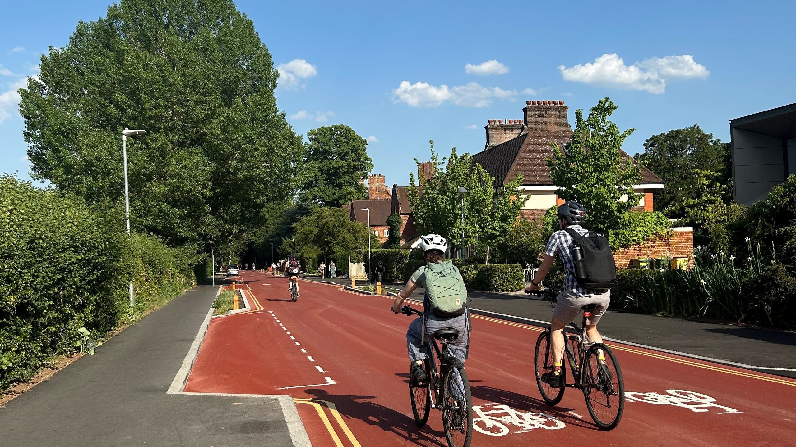 'Imagine uma estrada onde os carros não possam ultrapassar as bicicletas' - a primeira 'rua para ciclistas' é inaugurada na Inglaterra