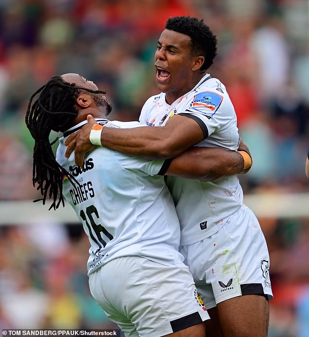 Mas não há outro ala no rugby inglês com o ritmo, a força e a habilidade de quebrar o jogo de Immanuel Feyi-Waboso (à direita)