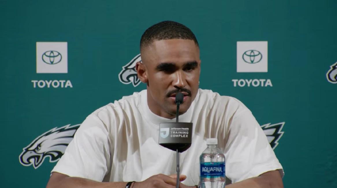 Jalen Hurts fala sobre o artigo da ESPN e os comentários de AJ Brown sobre sua amizade
