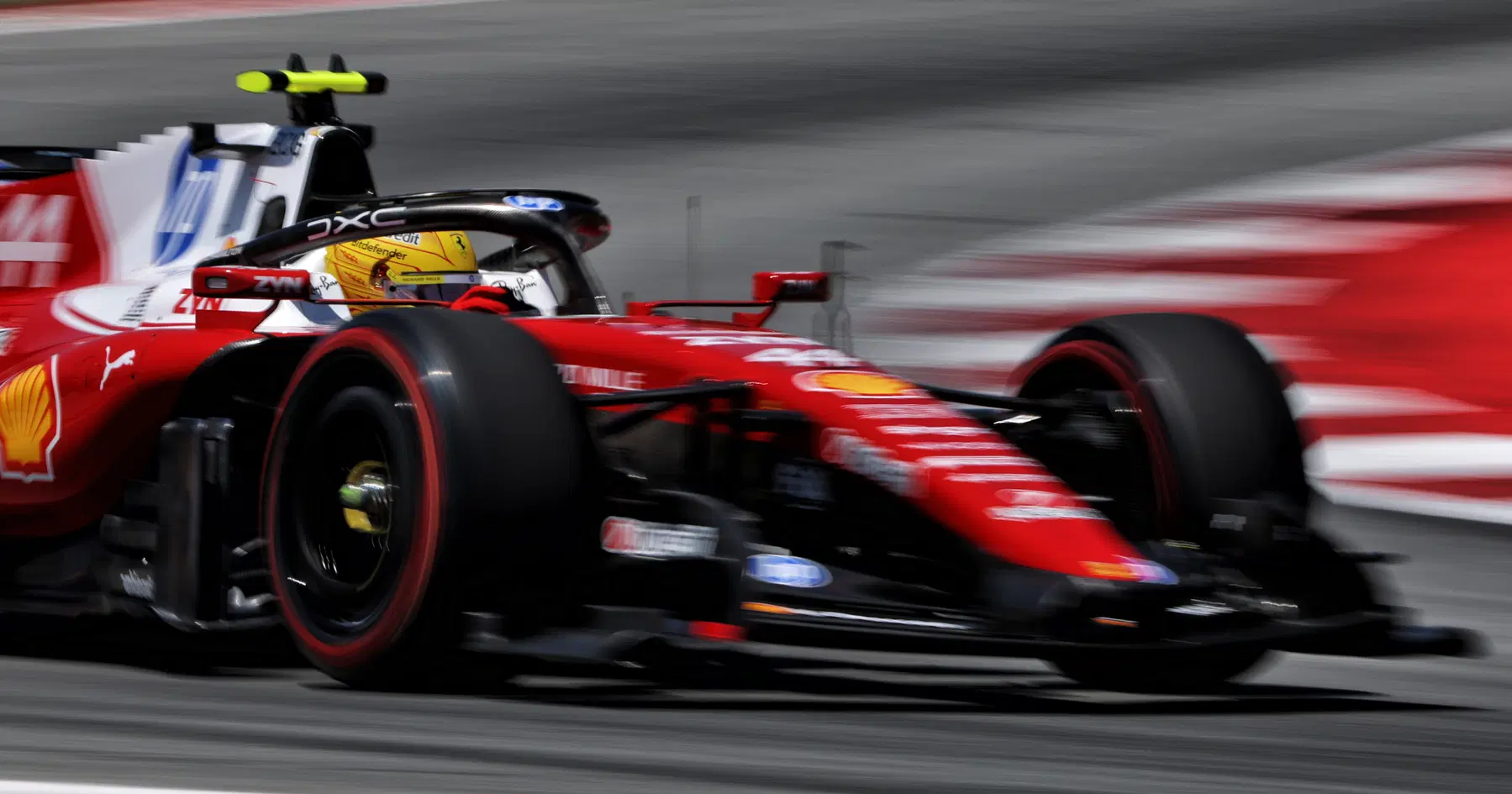 Lewis Hamilton selou uma vitória emocionante para a Ferrari em Barcelona com a queda da Mercedes