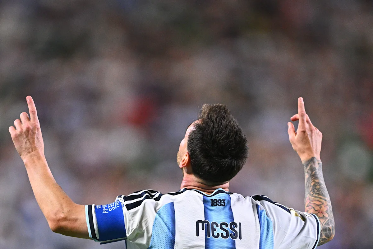 Lionel Messi apresenta uma de suas melhores atuações em Copas do Mundo até agora contra a Argélia