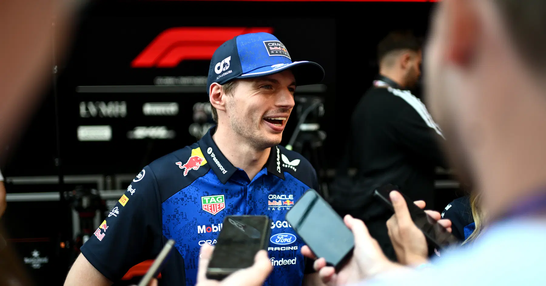 Max Verstappen surpreso quando Lewis Hamilton exorta a Ferrari a ‘mergulhar fundo’ – RacingNews365 Review