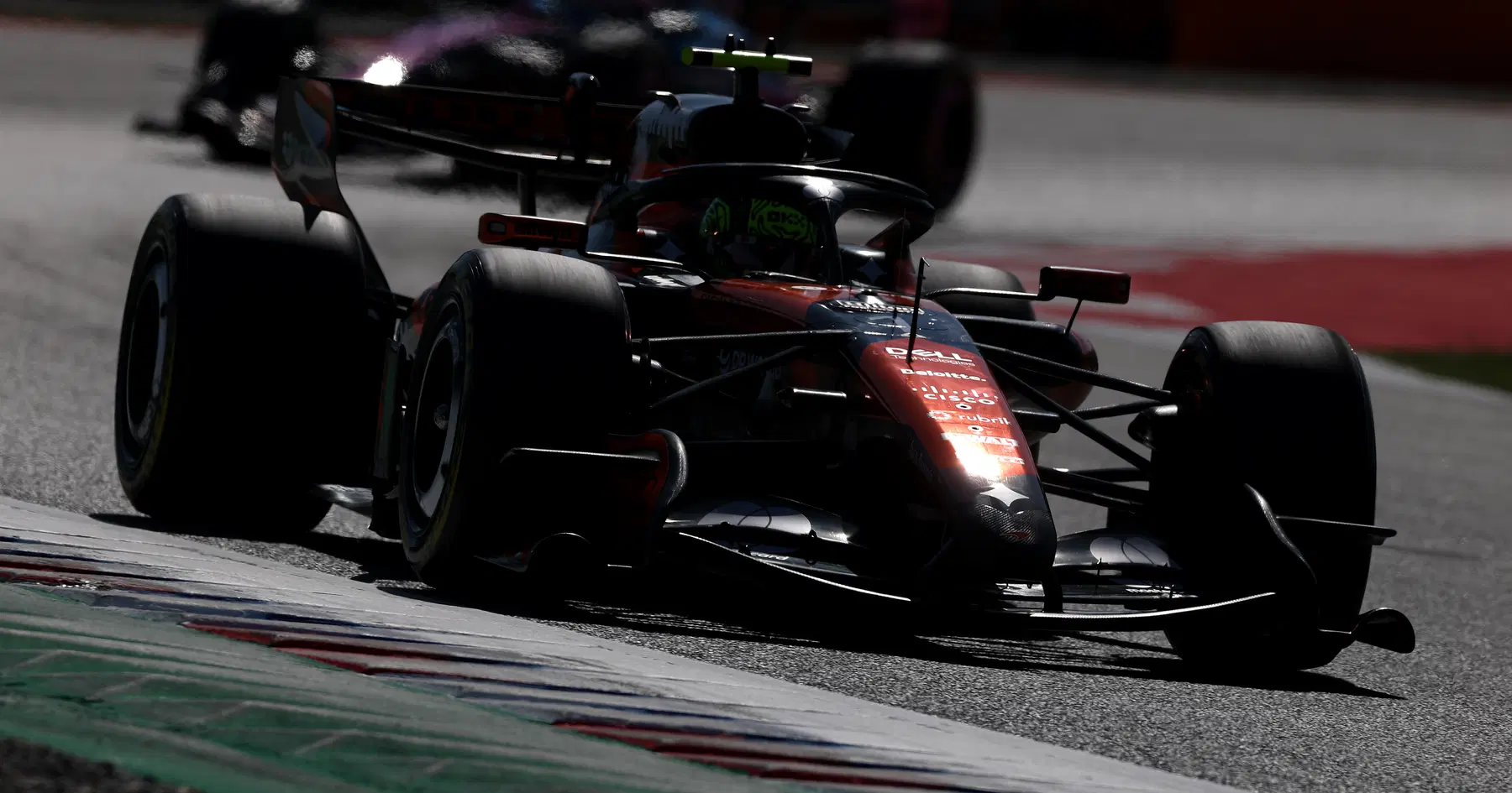 McLaren revida em ritmo alucinante no FP2 de Barcelona enquanto Lewis Hamilton luta