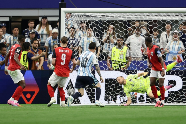 Messi bate recorde da Copa do Mundo enquanto estrelas batem o tempo