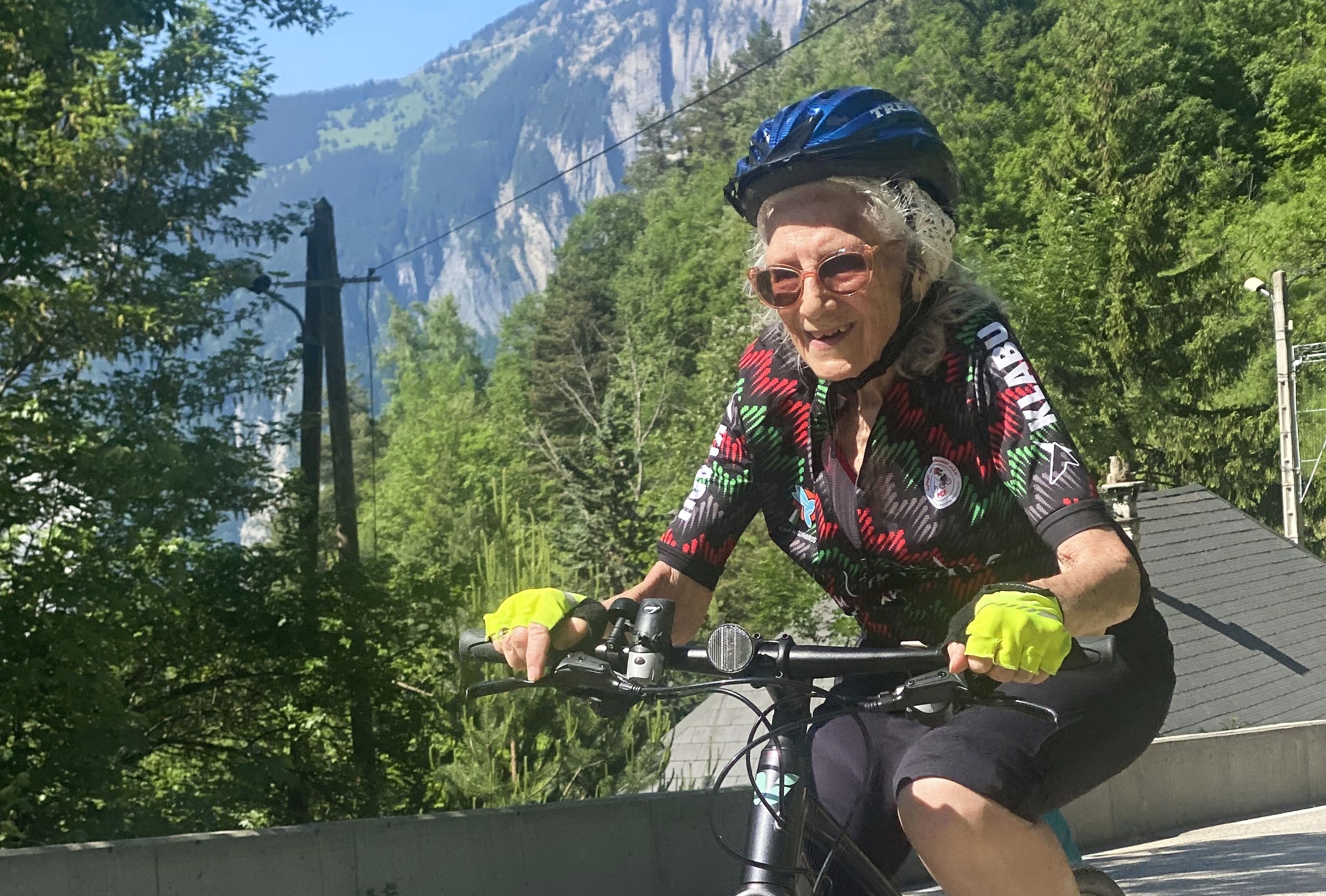 'Meus amigos acham que enlouqueci completamente' - homem de 84 anos salta do Alpe d'Huez para caridade