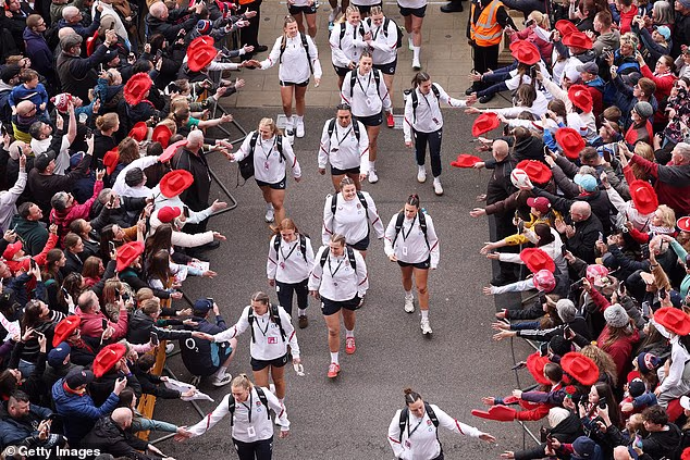 Os fãs se aglomeraram para ver a seleção feminina da Inglaterra entrar em Twickenham no sábado. Foram 77.120 espectadores - o maior número da história das Seis Nações Femininas
