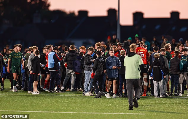 A agitação: os torcedores correm para o campo em Galway para parabenizar os jogadores