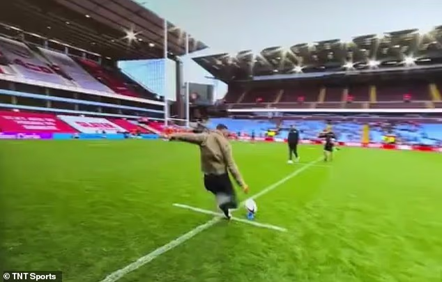 O apresentador Liam MacDevitt tentou fazer a mudança como parte de uma iniciação alegre na equipe TNT Sports, mas chamou a atenção do técnico do Leicester Tigers, Geoff Parling.