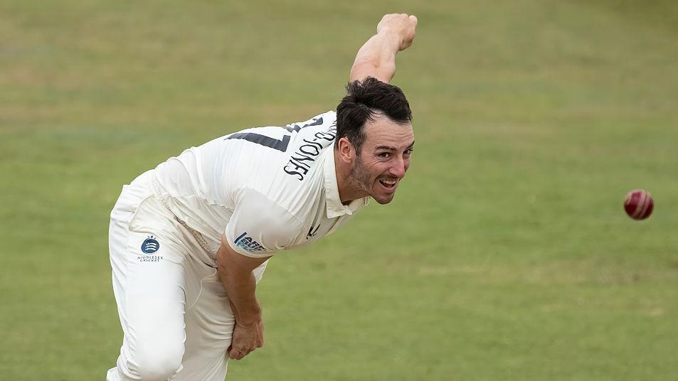 O voleio de Roland-Jones dá vantagem ao Middlesex sobre Pears