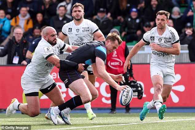 Stafford McDowall, do Glasgow Warriors, marca o primeiro gol de seu time contra o Toulon