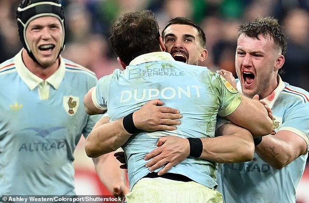 Dupont abraça Ramos após vencer o Campeonato das Seis Nações no último chute na partida da França contra a Inglaterra