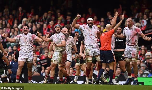 Jogadores de futebol da Geórgia comemoram a vitória sobre o País de Gales no Principality Stadium 2022