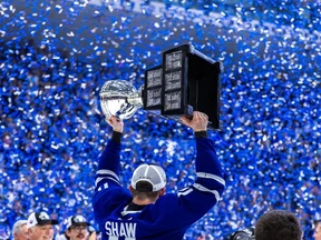 Capitão do Toronto Marlies, Logan Shaw, ergue a Calder Cup