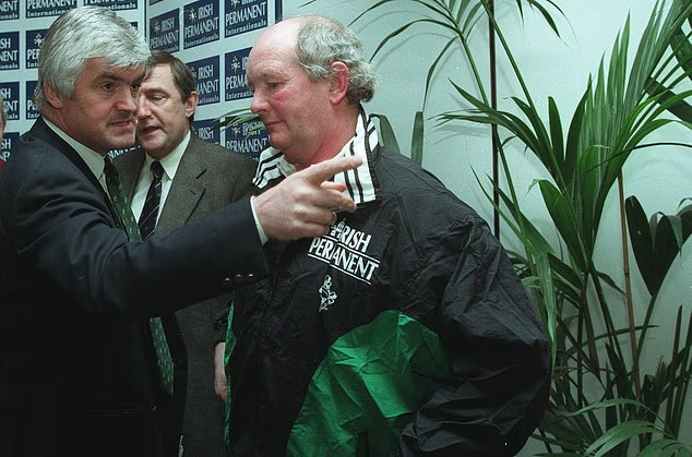 The Shambles: O técnico da Irlanda, Brian Ashton (à direita), com o técnico da equipe Pat Whelan em 1997.