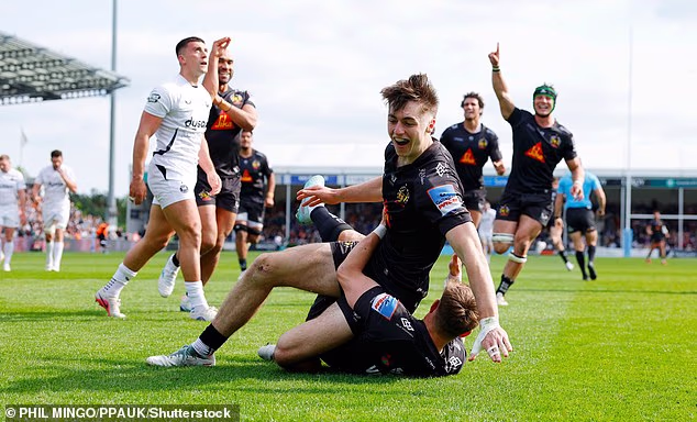 Campbell Ridl toca o chão durante a impressionante vitória de Exeter por 35-12 sobre Bath no domingo
