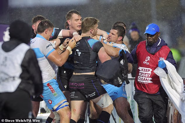 Handre Pollard, do Bulls, enfrenta o capitão do Glasgow, Kyle Steyn, em Scotstoun, em abril