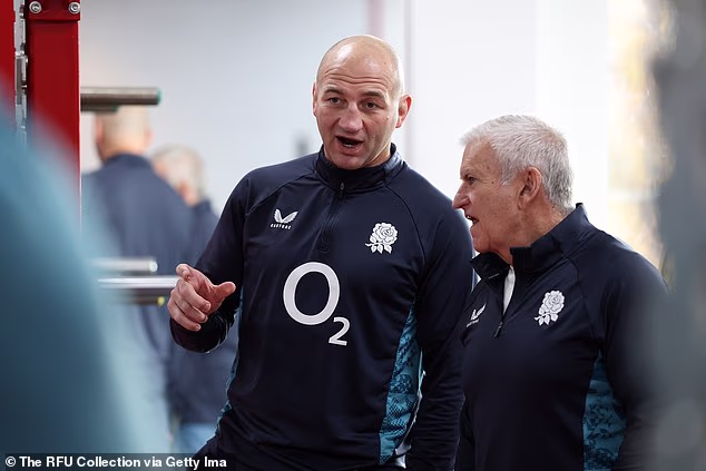 O técnico da Inglaterra, Steve Borthwick, passará por um inferno enquanto a RFU, liderada pelo executivo-chefe Bill Sweeney (à direita), arrasta sua revisão secreta para as sombrias Seis Nações