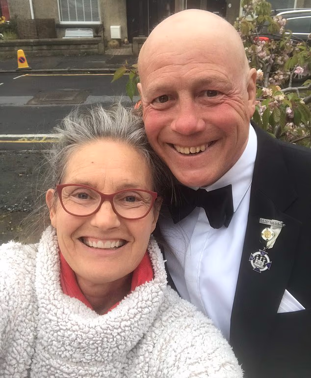 O grande jogador do rugby escocês, Scott Hastings (à direita), morreu no aniversário de sua falecida esposa Jenny (à esquerda). Jenny morreu depois de desaparecer enquanto nadava em 2024 em Wardie Bay, Edimburgo