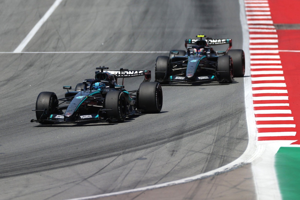 Será que a Mercedes irá parar seus pilotos em dificuldades agora, enquanto Hamilton continua correndo?