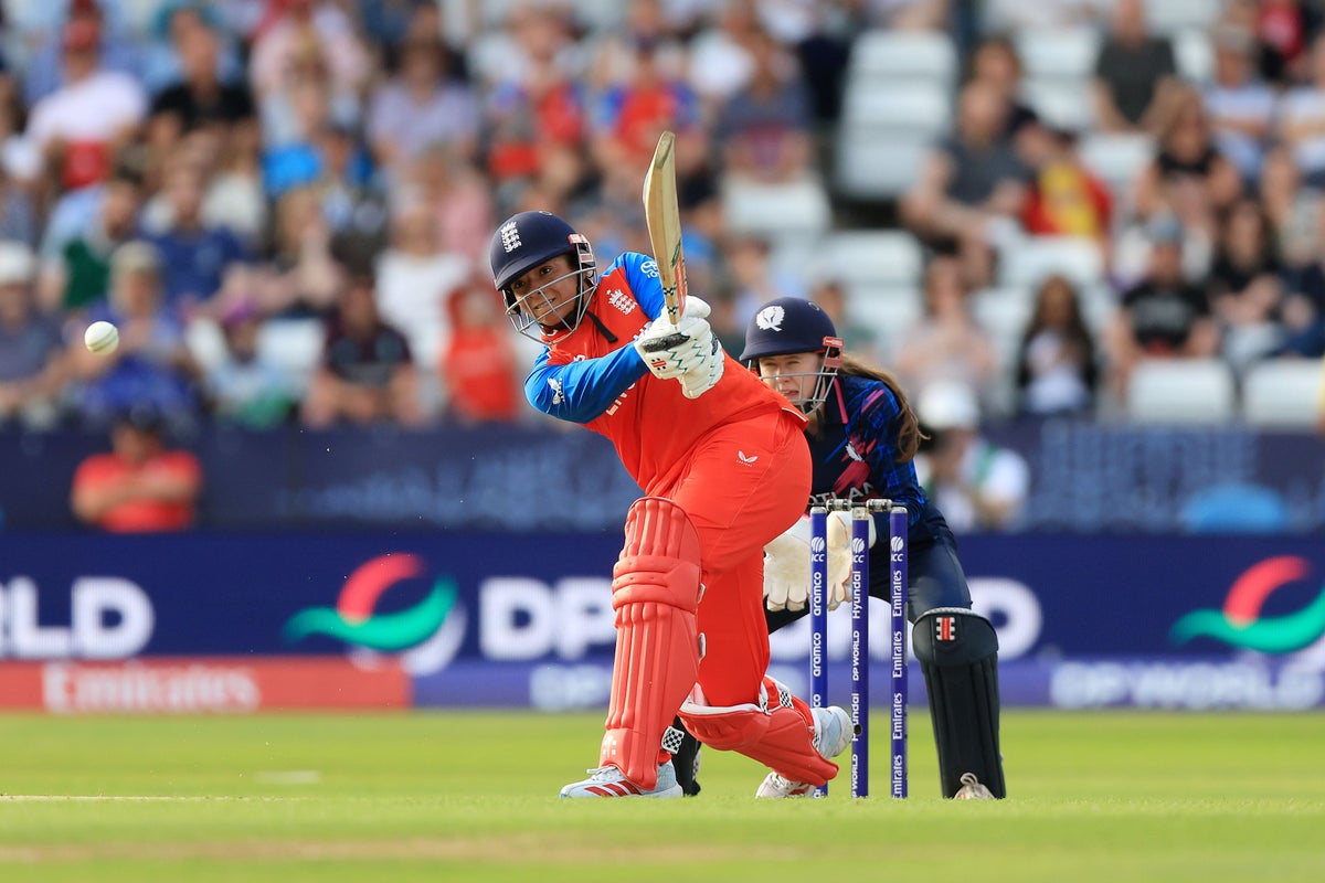 Sophia Dunkley sobreviveu a três recepções perdidas para levar a Inglaterra às semifinais da Copa do Mundo T20