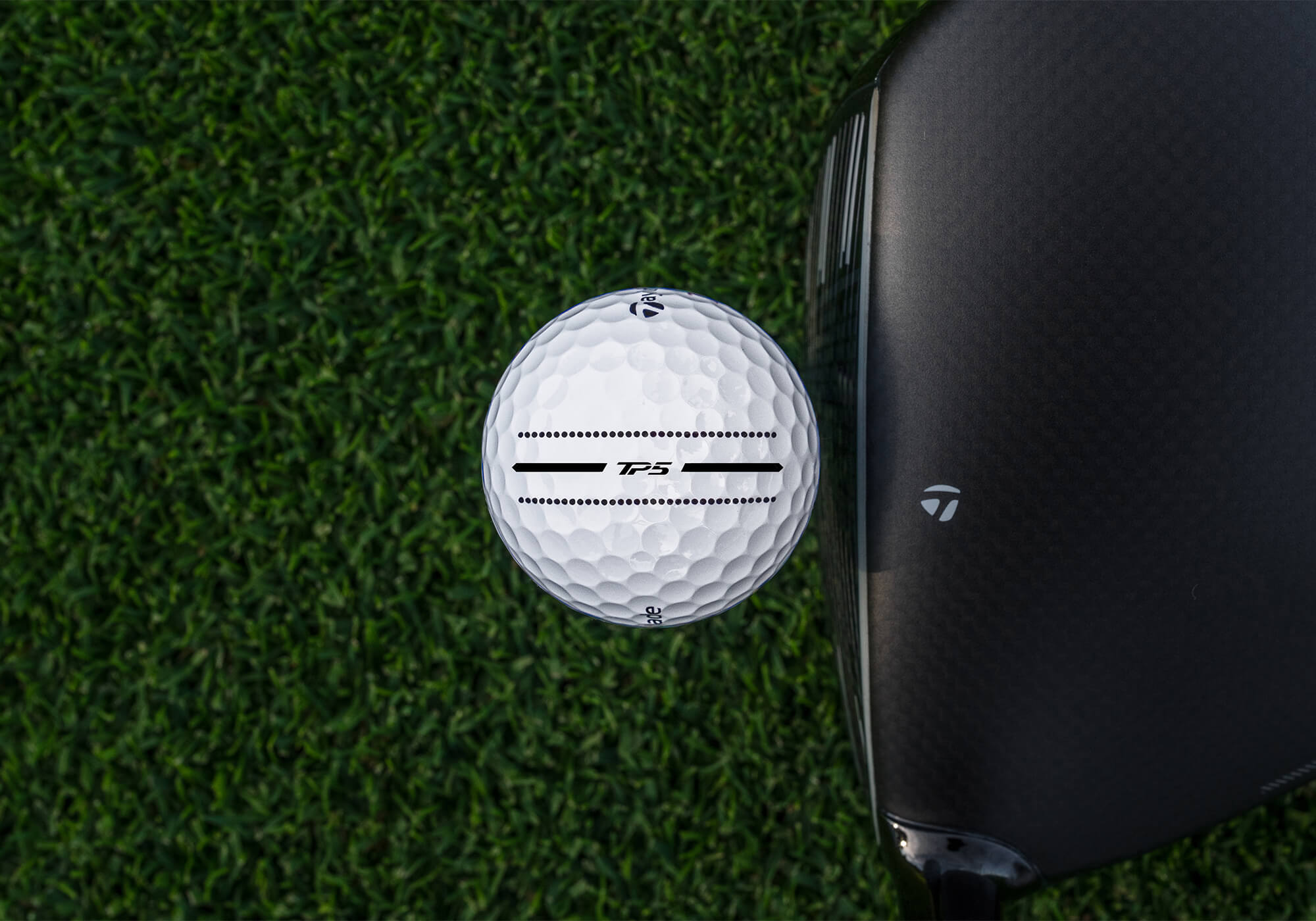 TaylorMade TP5 Performance Stripe ao longo do rosto do motorista.